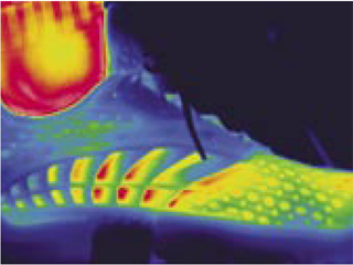 热像仪查看鞋子的透热性